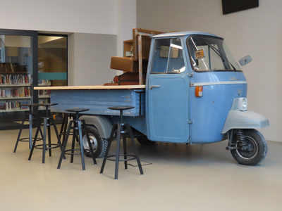 848959 Afbeelding van een tot bar ingerichte Piaggio Ape-driewieler op de jeugdafdeling ('Kids 8-12'), op de 1e ...